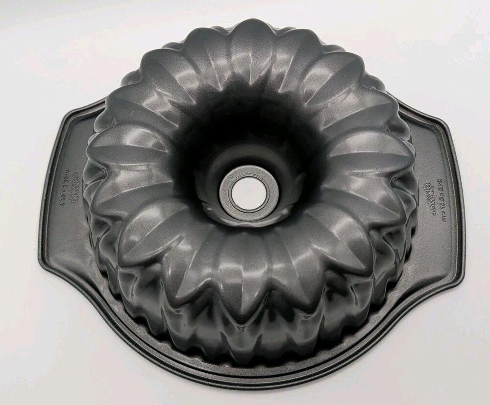 NON-STICK WILTON BUNDT PAN FLOWER 9.75 X 3.38" 10 Cup - Picture 2 of 5